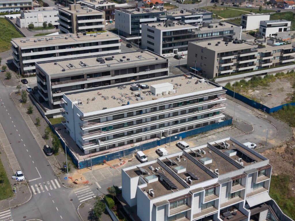 Edifício em construção visto de drone, com os edifícios vizinhos