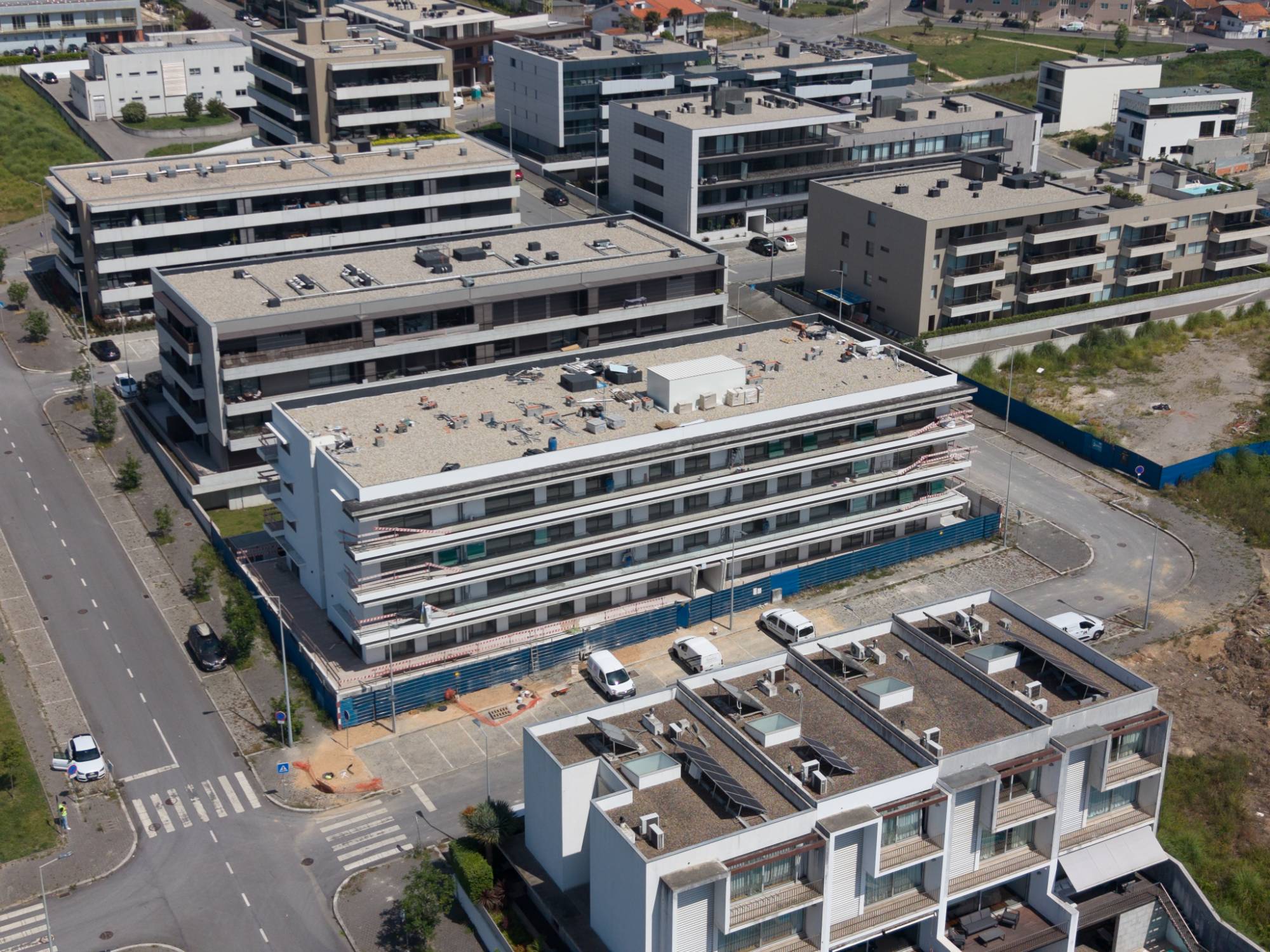 Edifício em construção visto de drone, com os edifícios vizinhos